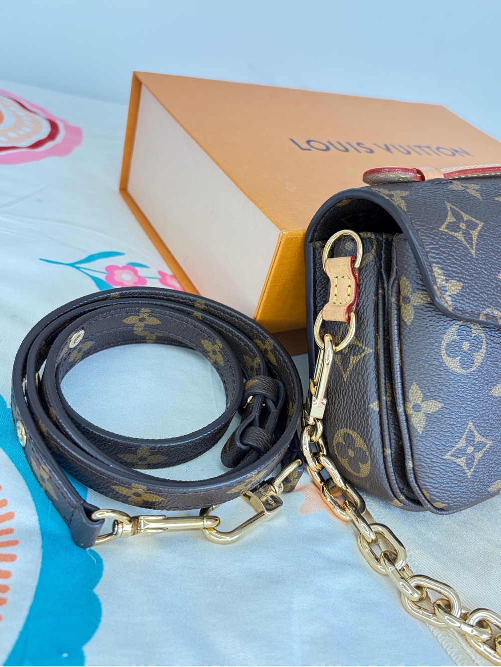 Louis Vuitton Brown Monogram Crossbody M46279
Pochette Métis East West